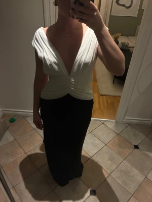 Lång klänning från meshki - Perfekt till balen! Jag är 160 och är lång på mig så passar längre, storlek S men passar både XS och M. Den är stretchig nedtill och har plats vid bysten! Endast använd en gång, inga defekter. Såå fin🤩🤩