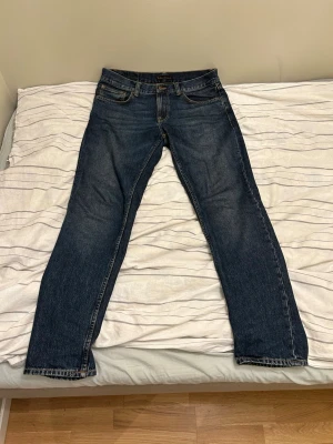 Nudie Jeans Gritty Jackson - Raka jeans med avslappnad look. Tvättat dessa jeans max 2ggr så dom är i väldigt bra skick. Storlek 32W 32L