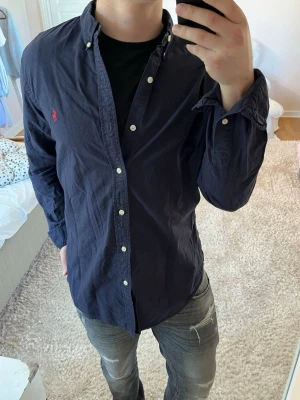 Ralph Lauren skjorta  - Ralph Lauren skjorta | Skick: 9/10 | Size - L | Nypris 1600kr mitt pris 499kr | Modellen är ca 181cm lång | Hör av dig vid minsta fråga eller fundering📩