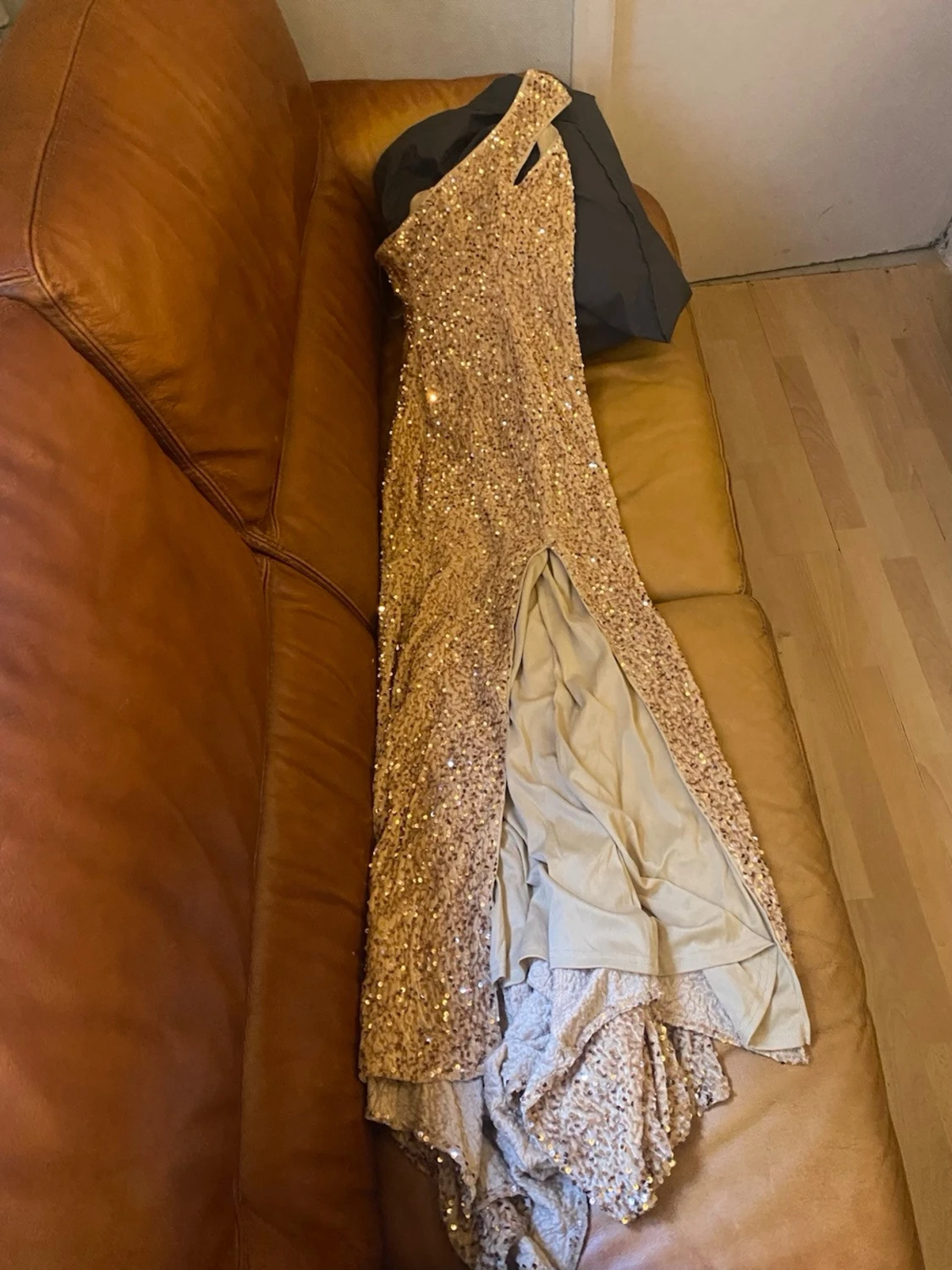 Guldig paljettklänning med slits - 1