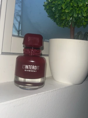 Givenchy L'Interdit Rouge Ultime 35ml - Givenchy L'Interdit Rouge Ultime Eau de Parfum. Ca 70% kvar. Säljer då den är för feminin för min smak. Kan gå ner lite i pris vid snabb affär! 