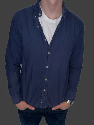 Blå skjorta från Morris - Blå skjorta från Morris i storlek L. Fint skick till ett bra pris. Nypris: 1995kr. Mitt pris: 349kr. Vid frågor eller funderingar, tveka inte att höra av dig.