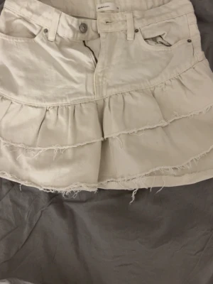 Vit jeans kjol - Jätte fin vit jeans kjol tyvärr för liten. Aldrig använt 