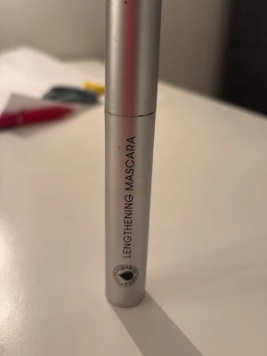 Lengthening Mascara från Depend - Aldrig använd! Snygg Lengthening Mascara från Depend. Tuben är smal och stilren med svart text. Innehåller 4 ml och är perfekt för dig som vill ha längre fransar. Praktisk att ha i väskan och enkel att applicera.