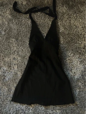 Klänning - Kort klänning med öppen rygg. Aldrig använd!