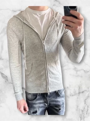 John Henric Kashmir zip hoodie  - En riktig snygg Kashmir zip hoodie ifrån John Henric. Knappt använd den så mkt. Skriv för frågor eller funderingar  