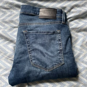 Blå jeans från Jack & Jones - Nypris-899kr-mitt pris 599kr| Används 2 gånger så helt nya! Säljs pågrund av för små för mig. Passar bra till folk som är 175-180cm lång. Hör av er vid frågor och intresse 😊