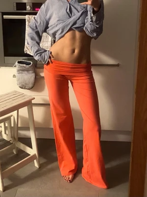 Orange bootcut leggings - Populära korallbyxor från Gina Tricot. För referens är jag 172 cm❣️