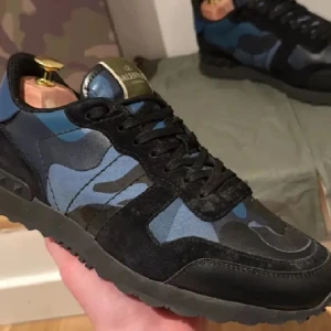 Valentino Rockrunners  - Valentino Rockrunner Snygga och sköna sneakers från Valentino. Storlek 43, i fint skick. Passar till allt och ger outfiten lite extra stil 