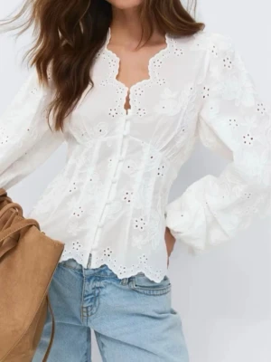 Vit broderad blus med lång ärm - Snygg vit blus med broderade blommor och hålmönster. Blusen har långärmade puffärmar, dekorativa knappar framtill och en scallopad kant vid hals och nederkant. Perfekt att matcha med jeans för en trendig look. Helt oanvänd slutsåld hela tiden den är i förpackning med lapparna kvar som jag beställde den i för den va inte riktigt min stil (tänkte lämna tillbaka imorgon eller övermorgon om den inte blir såld😅)