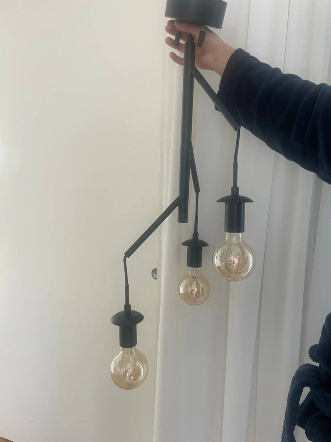 Modern svart taklampa med tre armar - 1