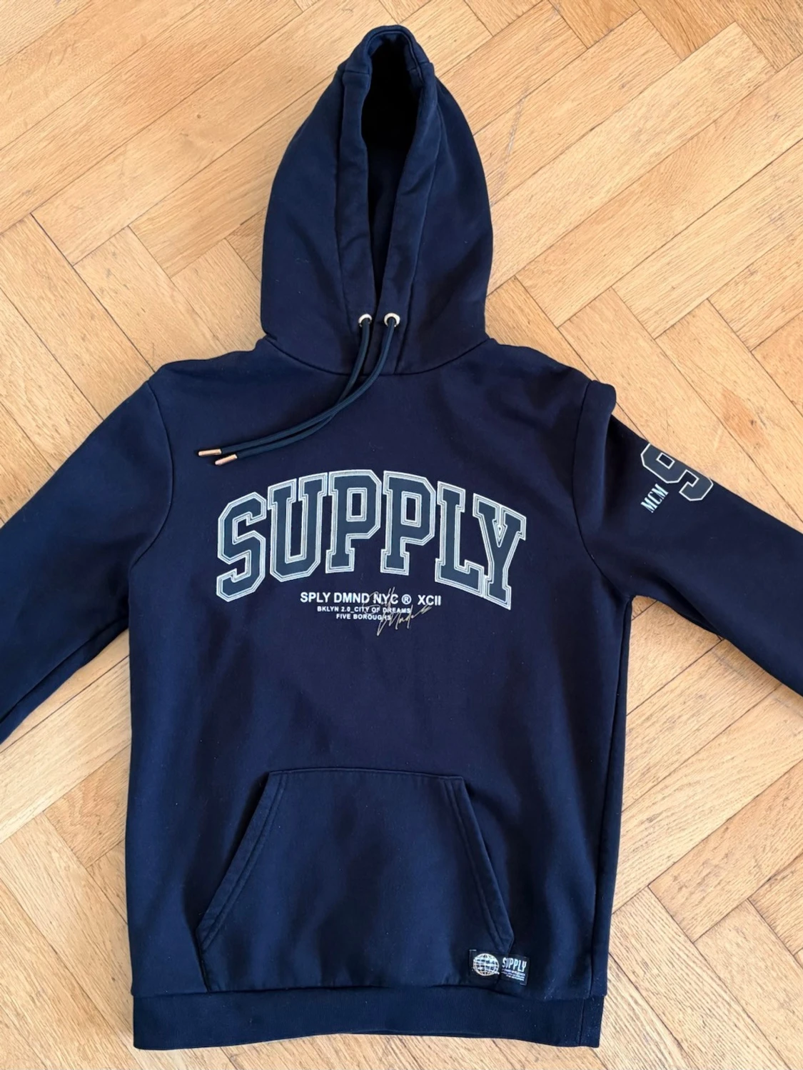 Svart hoodie med tryck SUPPLY