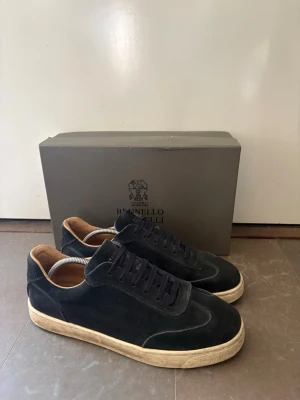 Marinblå sneakers från Brunello Cucinelli - Säljer ett par Marinblå sneakers från Brunello Cucinelli i storlek 43. Skorna är i ett bra skick och är använda sparsamt. Box och dustbag medföljer. Endast seriösa bud Mvh Lusso Studio⚜️