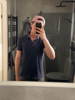 Polo piké  - Snygg navyblue piké från polo Ralph lauren utan defekter som passar suveränt till sommaren. Modellen är 178cm och 67kg.
