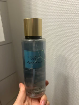 Victoria's Secret Aqua Kiss mist - Fräsch body mist från Victoria's Secret i doften Aqua Kiss. 