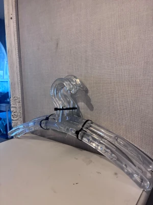 5st genomskinliga galgar i plast - Säljer ett gäng med 5st genomskinliga galgar i plast. Perfekta för att hänga upp kläder i garderoben eller på klädställning. Galgarna har en stilren och enkel design.