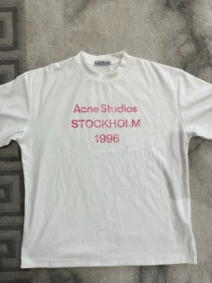 T-shirt  - T-shirt, storlek M men sitter som L