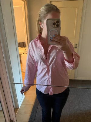 rosa skjorta  - En rosa skjorta i storlek M, helt oanvänd med prislapp.