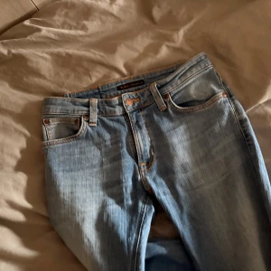 Nudie ljus blå W29 L 20 - Säljer ett par ljus blå jeans från Nudie. Är som ny nästan aldrig använt. Säljer för jag vill gärna få in lite deg annars hade jag haft kvar
