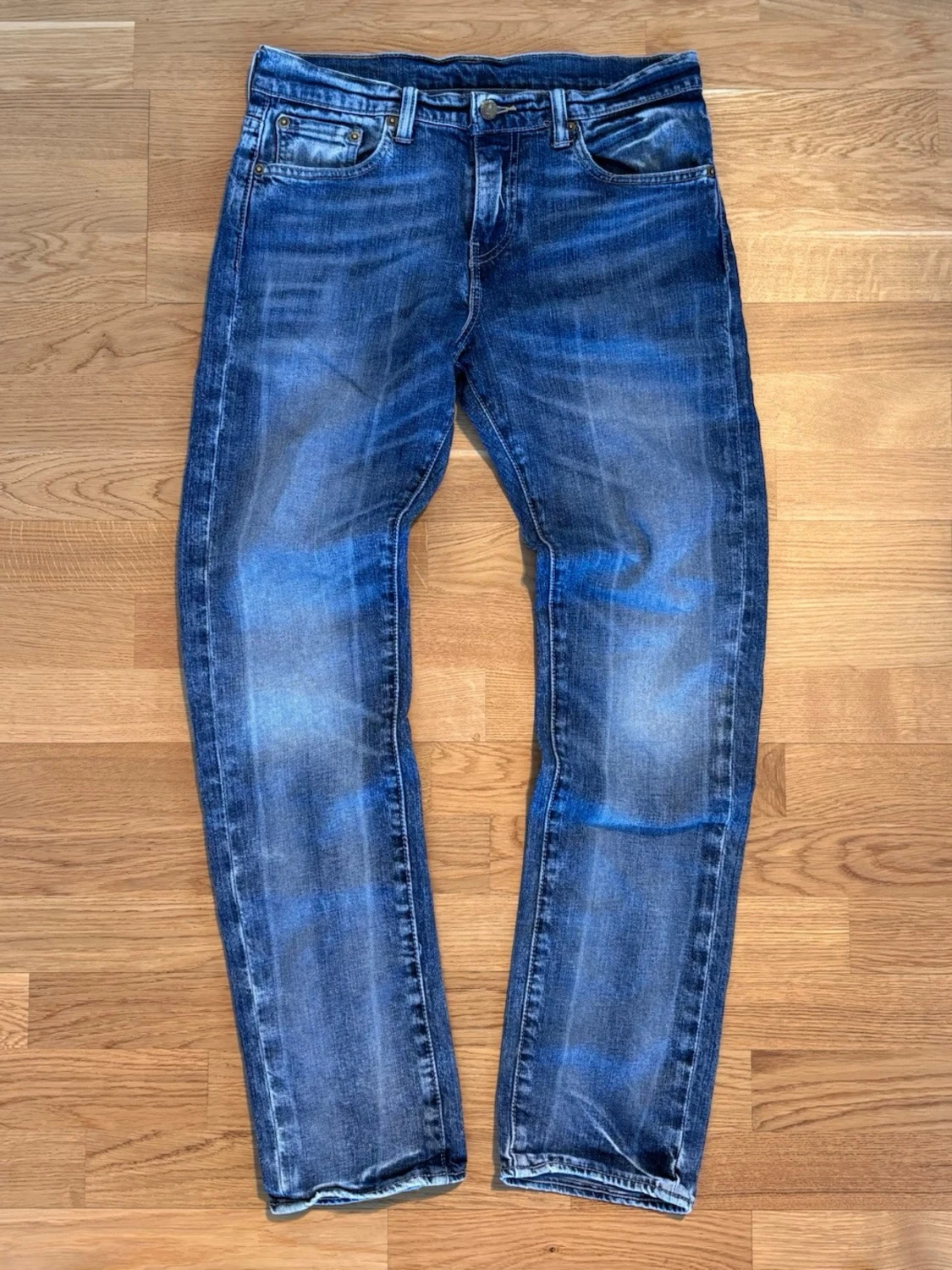 Levi's blå jeans med slitningar