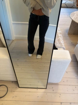 Svarta bootcut jeans med låg midja - Lowwaist bootcut jeans från ONLY. Nyskick, inga defekter! Storlek: XS/30🖤