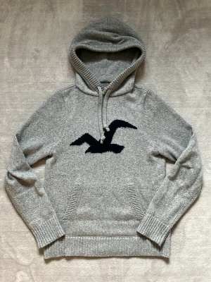 Grå Hoolister Hoodie - Mysig grå hoodie från Hollister med stor svart fågellogga på bröstet | Storlek M | vårdsamt använd och fint skick | Bara att höra av dig vid frågor!🙏