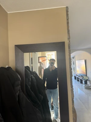 Mörk blå zip hoddie från Tommy hilfiger  - Säljer denna sköna zip hodien från Tommy hilfiger, riktigt skön och mjuk kvalité 