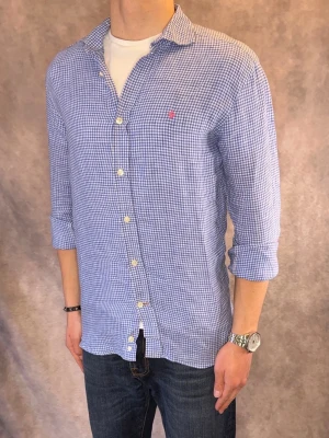 Rutig Morris Linneskjorta - Stl S - Riktig snygg Morris Linneskjorta i rutigt mönster i färgena blå och vit med rosa märke, perfekt till sommaren som närmar sig! 🏖️🌊 | Mycket bra skick: 9,5/10, utan defekter! | Stl: S |  Modellen är 177cm och väger 75kg, sitter grymt | Hör av dig vid frågor // Galgen 🫡 