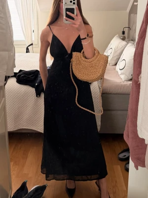 Svart långklänning  - Svart långklänning helt oandvänd.  Passar både xs/ s skulle jag säga eftersom man kan justera knytningen i ryggen 
