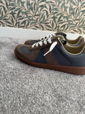 Skor - Säljer dessa skorna vidare för att de inte passade och jag köpte de på plic. De är sjukt snygga och passar bra på dig som vill ha ett par shyssta sneakers. 