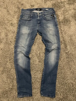 Replay Anbass Jeans - Replay Anbass Jeans i bra skick👏 | Storlek W31 L32 📏 | Finns en skada vid benen | Vid funderingar eller diskussion om pris är det bara att skriva ✍️ | Frakt inom 48h 📦