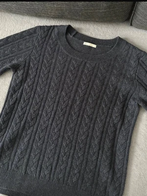 Flätstickad tröja. - Marinblå flätstickad tröja i storlek XS köpt på H&M. Aldrig använts. 🌸