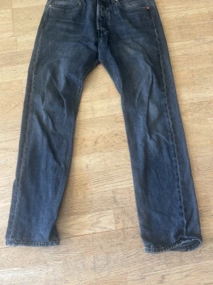 Svarta raka jeans från Levi's - Säljer ett par svarta jeans från Levi's med klassisk rak passform. Skriv vid funderingar eller frågor