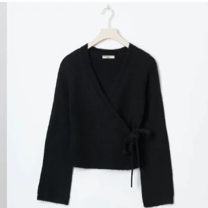 Svart omlott kofta  - Svart kofta från gina i strl m🥰