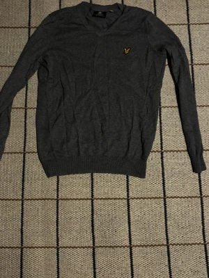 Lyle&scott tröja - En najs grå v-neck tröja som sitter bra av märket lyle & scott vara att skriva vid fundering.