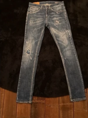 Dondup george - Säljer nu mina riktigt snygga dondups, detta är lätt den mest populära modellen, tyvär har de en lite defekt som syns på bild 4 därav de sjukt billiga priset🙌🏻