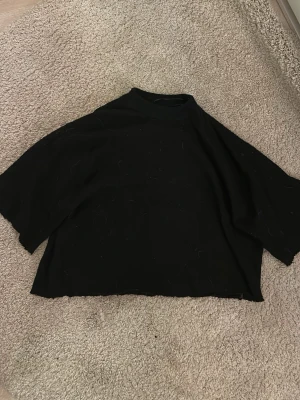 stickad tröka - säljer denna super fina trekvartsärmade tröjan från h&m då den inte kommer till användning!💕skriv om någon fråga eller info!🥰