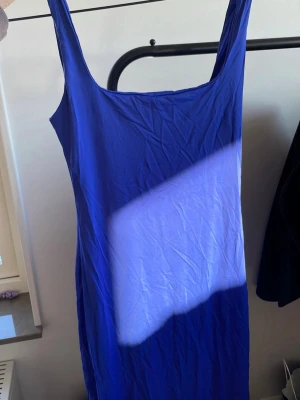 Marinblå klänning från SHEIN - Marinblå klänning från SHEIN. Den är väldigt figurnära och är skön. Passformen syns på andra bilden (inte min bild). Bara använd en gång!