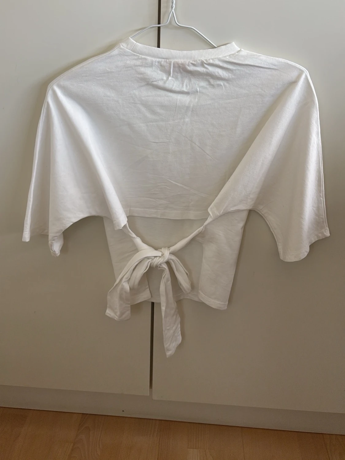 Vit topp med knyt i ryggen - 1