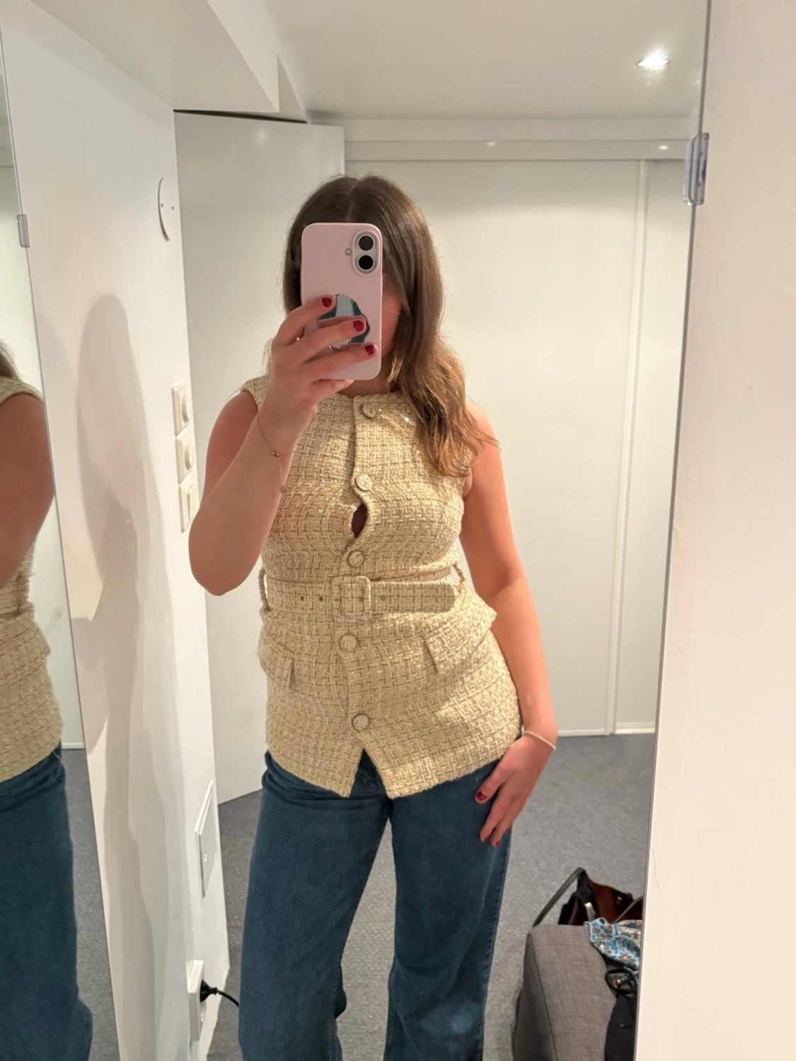 Beige väst med bälte och stora knappar