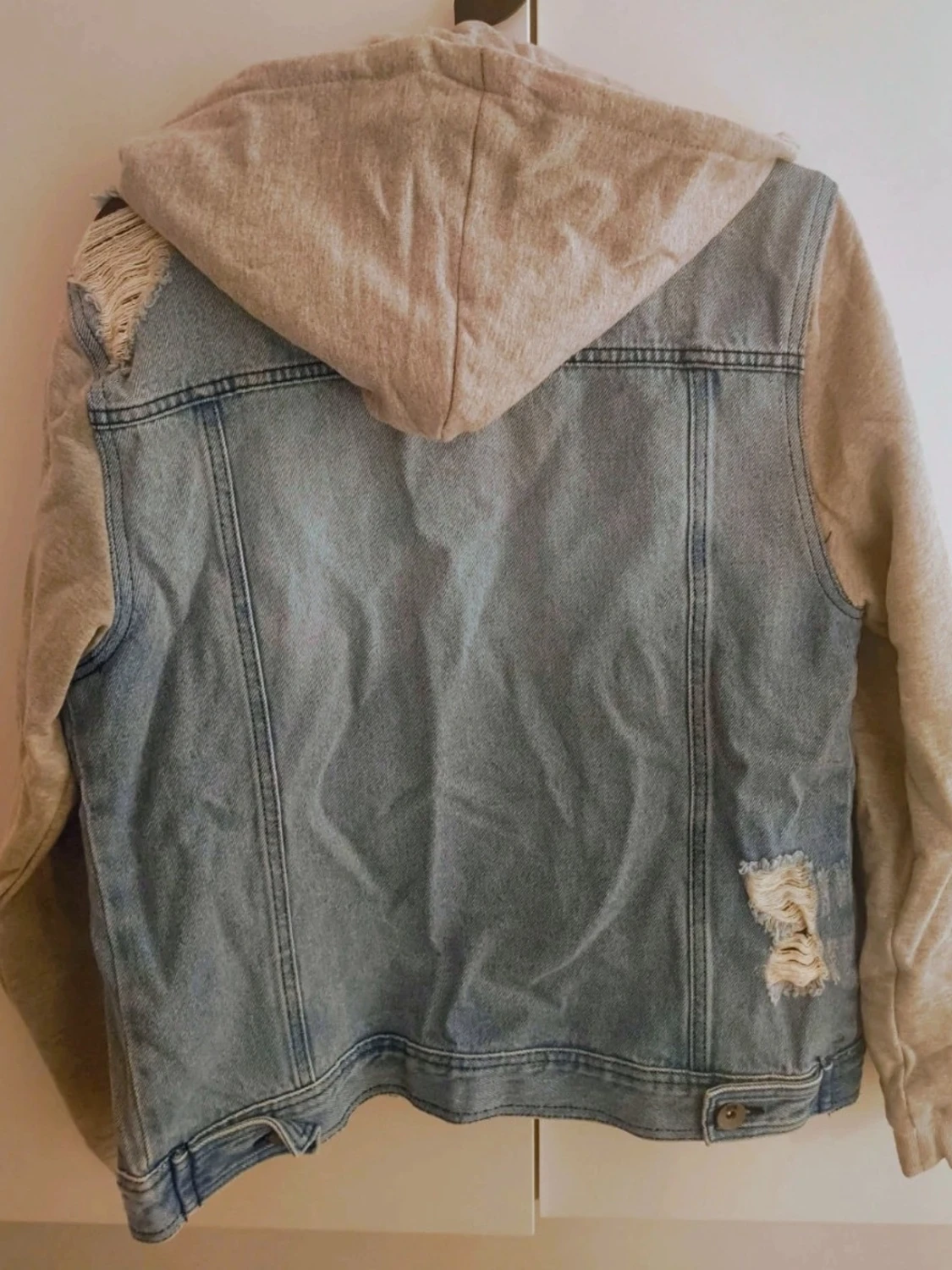 Ljusblå jeansjacka med grå hoodie - 1