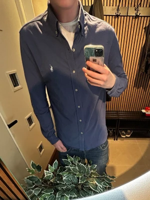 Blå polo Ralph lauren skjorta - Tjena säljer nu min blåa skjorta från polo Ralph lauren. Skjortan är i storlek M, skriv för minsta fundering 💭 