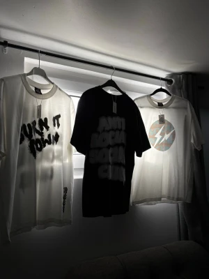 3 trendiga t-shirts med tryck - Säljer tre snygga t-shirts från Anti Social Social Club. En svart med vit spraytext, en vit med svart texten 'Burn It Down' och en vit med ett färgglatt blixttryck. Alla har rund hals och korta ärmar. Perfekta för dig som gillar streetwear och coola prints.