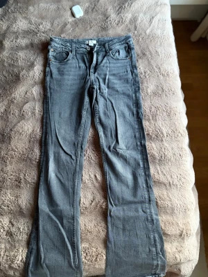 Grå bootcut jeans från Gina Tricot - Grå bootcut Jeans från gina Young. Storlek 158/165