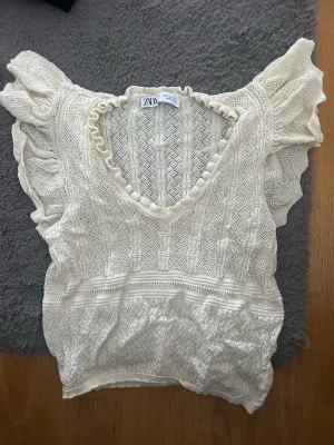 Vit spetsblus från Zara med volang - Supersöt vit blus från Zara med v-ringning tyvärr så är den för liten för mig