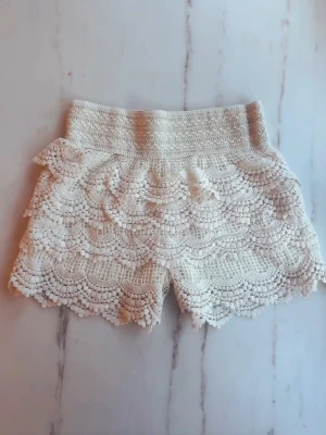 Spets shorts - Säljer ett par beiga spets shorts passar xs-m