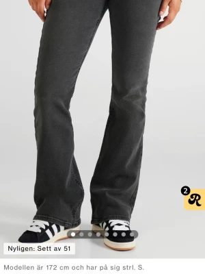 Gråa low waist jeans - Jag säljer ett par jättefina gråa low waist bootcut jeans från junkyard. Dom har en liten fläck på baksidan av ena benet men den går säkert att ta bort om man tvättar dom lite extra, även ett litet hål på insidan(kolla bilden). Ny priset är 599kr. Priset går att diskutera, hör av dig vid frågor!🤗💕