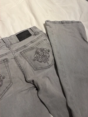 Grå jeans från 157😚 - Snygga grå jeans från 157 med broderade detaljer på bakfickorna.☺️