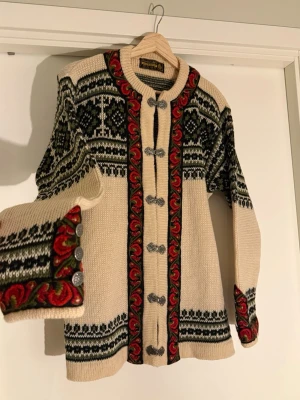Nordstrikk Lusekofta / Norwegian Style Wool Cardigan Knit Sweater - Säljer denna vackra ulltröja/lusekofta! Med vackra seler och detaljer, gjord utav 100% pure new wool utav Nordstrikk som enligt mig och många andra gör Norges vackraste lusekoftor med grymma färger och kvalite!    Nytvättad,ullkammad och rengjord. i otroligt fint skick! Nya lusekoftor kostar 2000-3500kr dessa dar så här får du en riktigt bra deal!   Storlek: ca Large (unisex)   