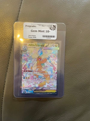 Pokémonkort Mega dragonite sar 10 - Japanskt Pokémonkort Mega dragonite EX med holografisk effekt. Kortet är graderat Gem Mint 10- och ligger i ett skyddande plastfodral. Färgglad design med många detaljer och japansk text på framsidan.